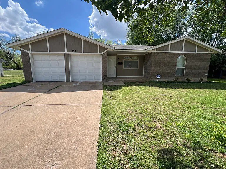 220 Bainbridge Rd — Photo 1