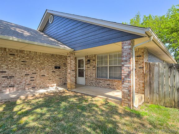 4th image of 1017 E Pfendler Ave