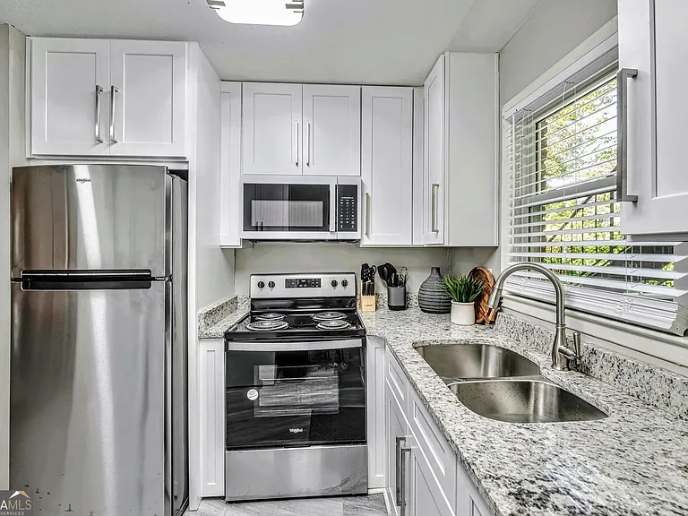 2858 Rosehill St #5 — Photo 13