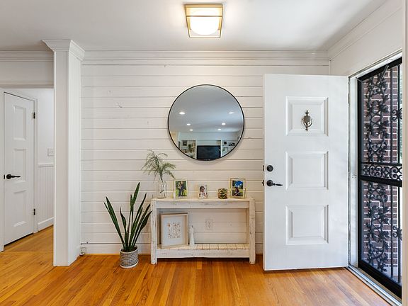 5th image of 204 Woods Cir