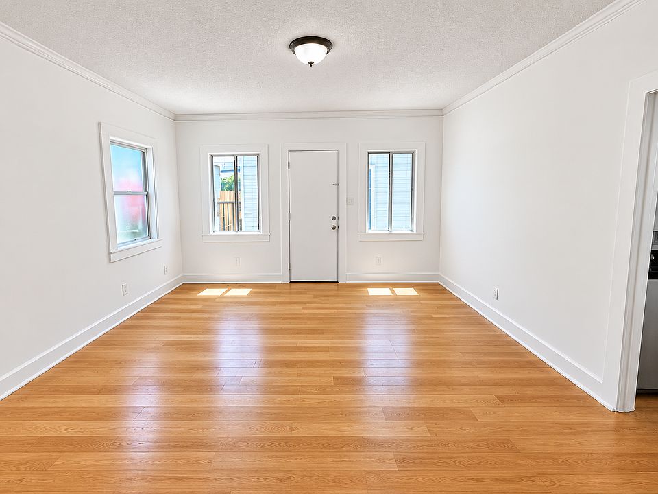 1st image of 206 E Avenue 40 #1/2