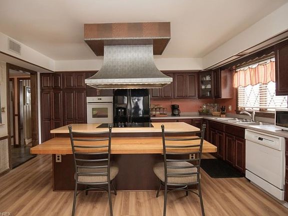 4th image of 33 Newport Dr