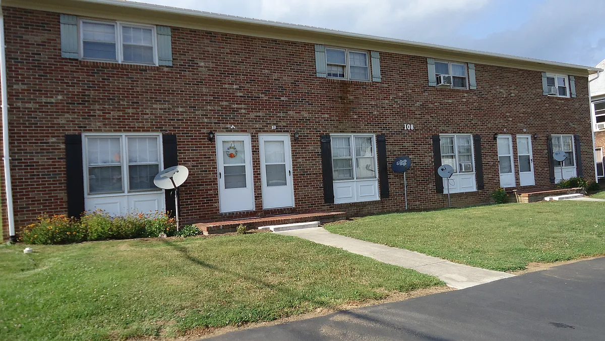 Building Photo - 112 E Railroad Ave #C