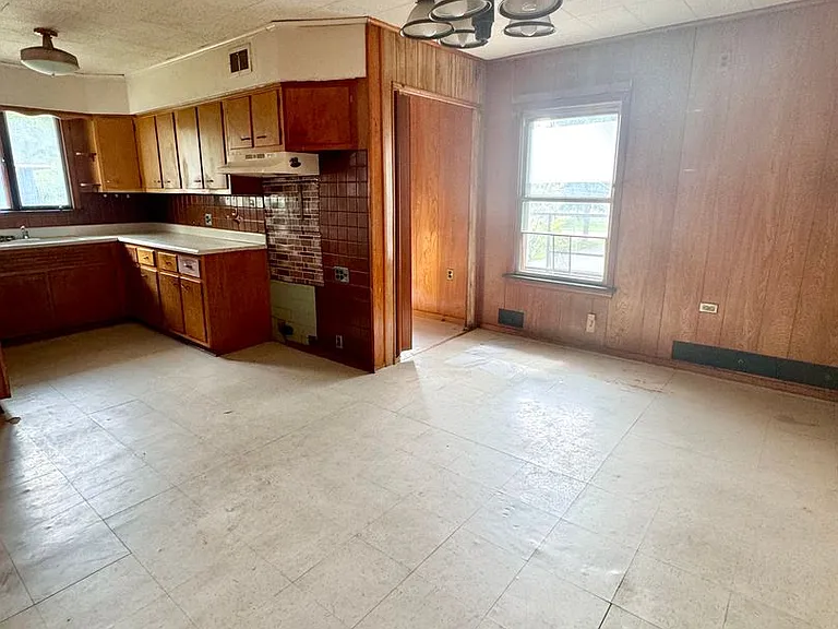 243 Clay Ave — Photo 6