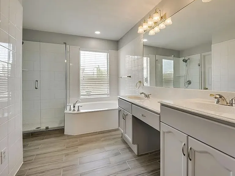 Upstairs - Master Full Bath (Shower & Tub)