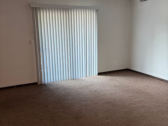 3rd image of 812 Kanawha Blvd W