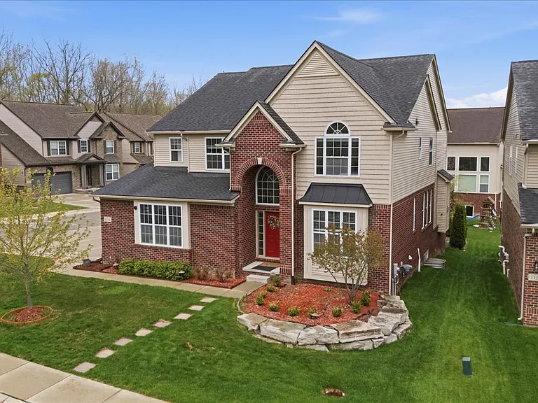1114 Wales Dr — Photo 2