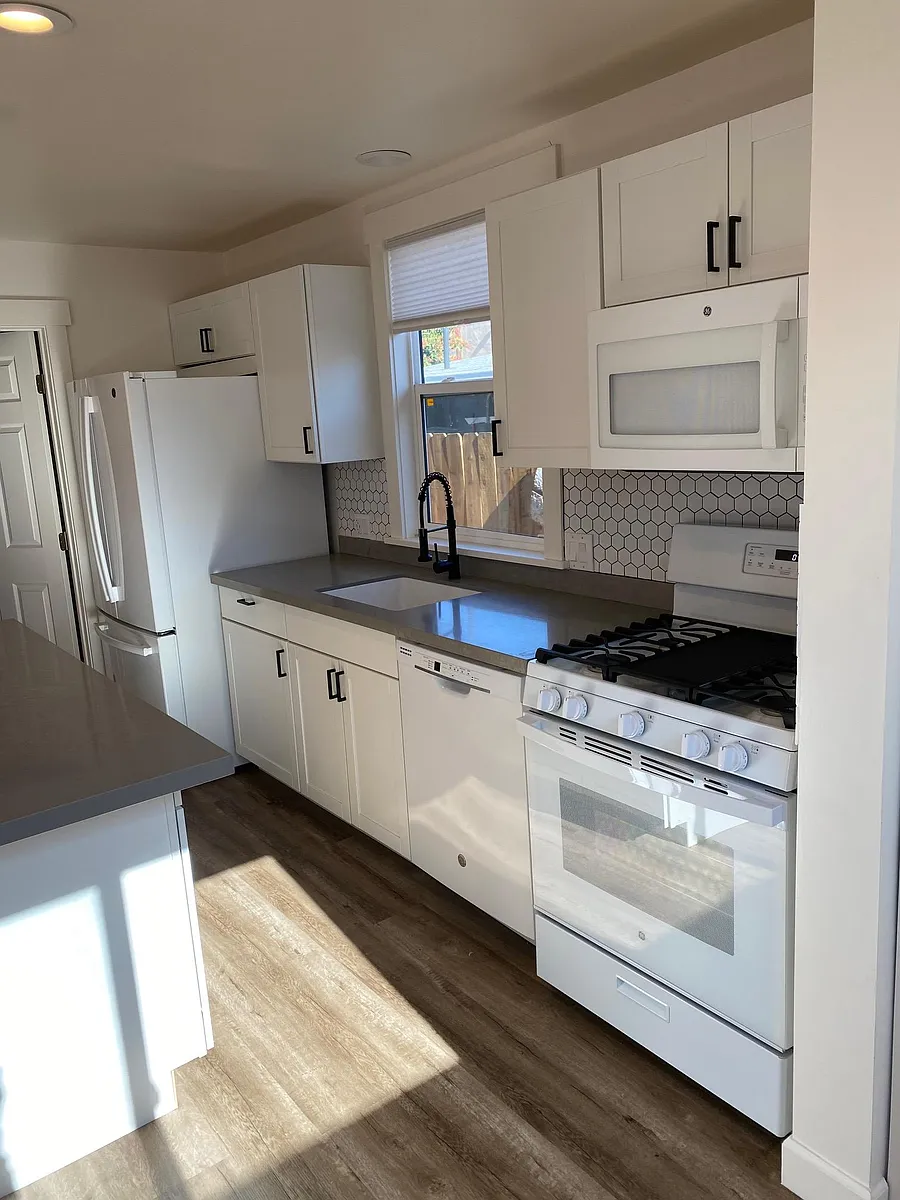 Building Photo - 4825 Kenmore Ter #B