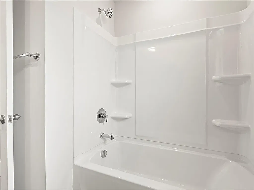 5 bed, 2352 sqft, $2,399 — Photo 4