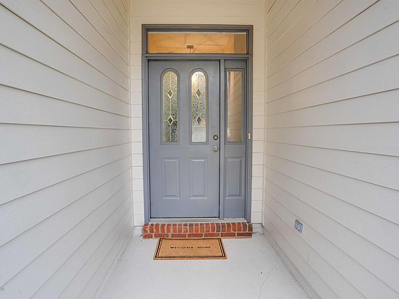 2nd image of 5560 Hampton Hill Cir