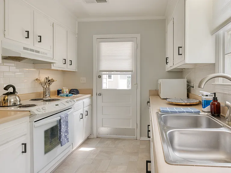 1424 Moultrie St — Photo 12