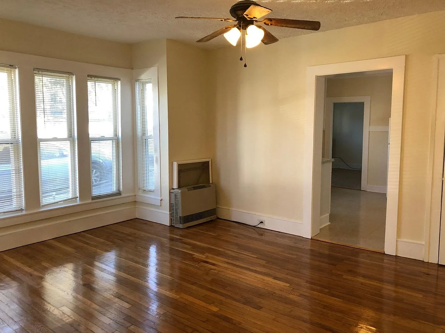 2 bed, 1000 sqft, $1,600 — Photo 3