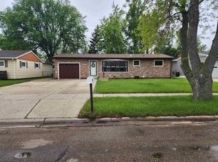 413 25th Ave NW, Minot, ND 58703