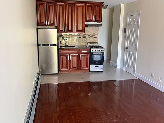 3rd image of 16915 89th Ave APT 3B