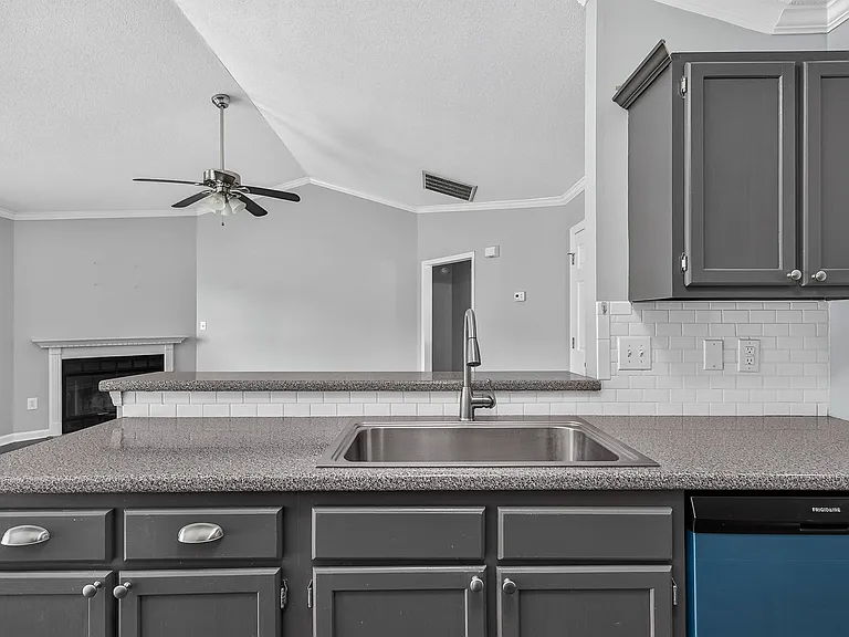 242 Zachary Ln — Photo 12