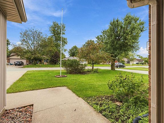 3rd image of 104 E Evergreen Ln