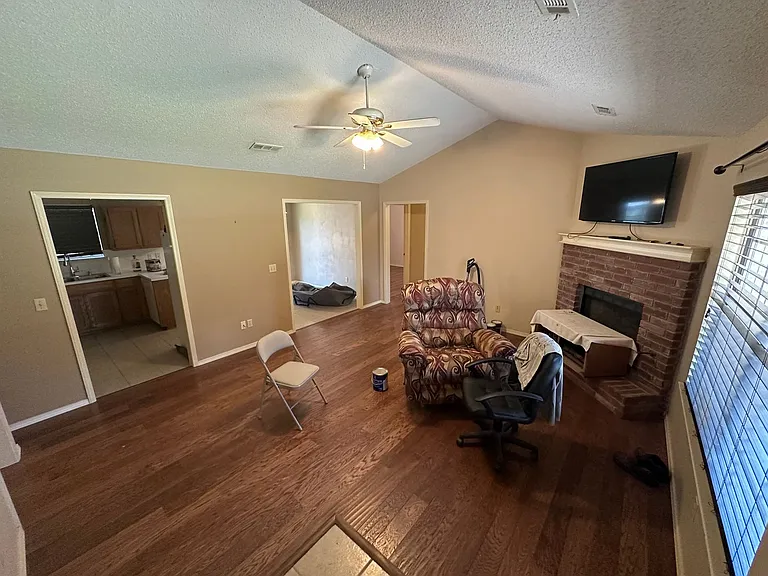 950 Penny Ln — Photo 2