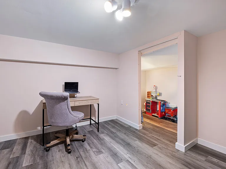1123 W 7th St — Photo 12