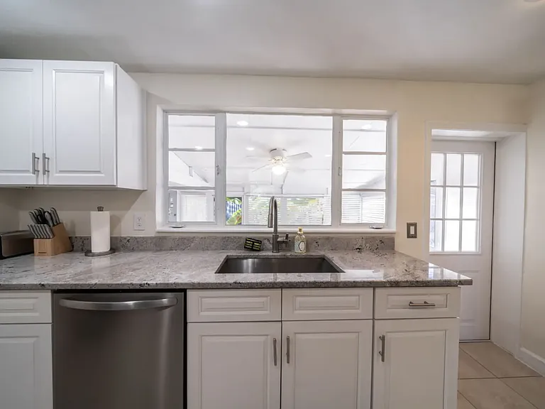 4464 E Riverside Dr — Photo 2