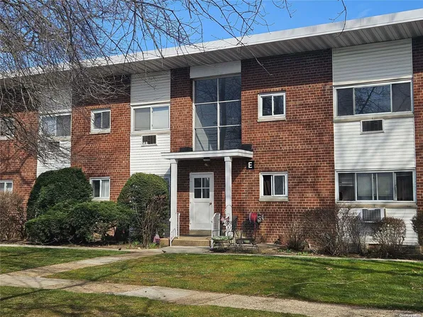 125 Hempstead Gardens Drive #E2D, West Hempstead, NY 11552