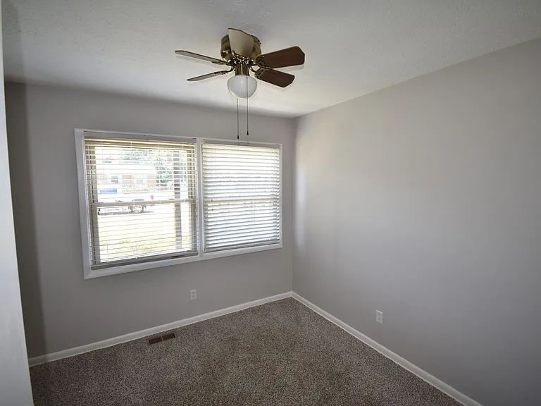 328 Desmond Dr — Photo 10