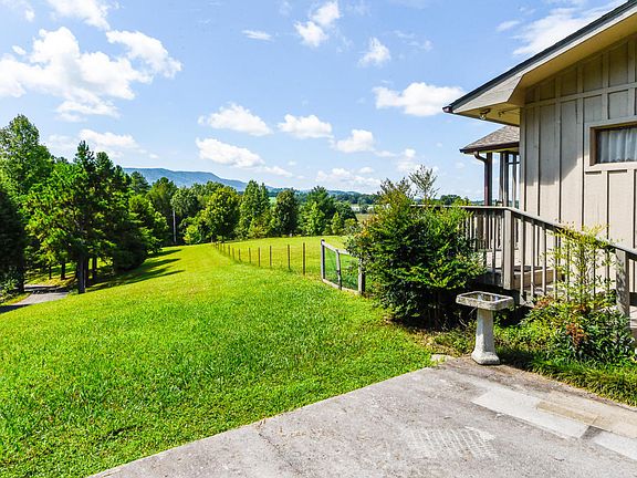 5th image of 837 Country Ln