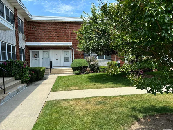79 Farber Drive #79, West Babylon, NY 11704