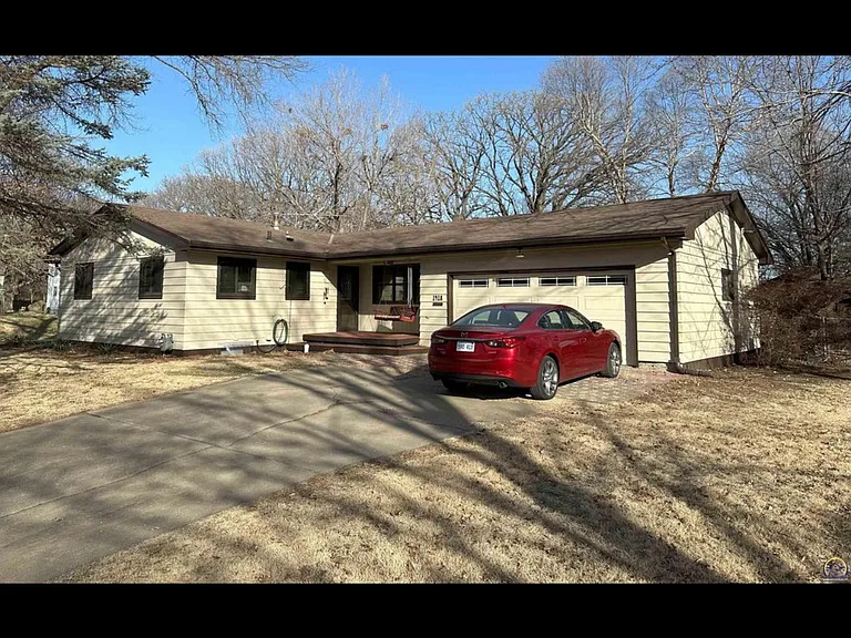 1418 NW Grove Ave — Photo 1