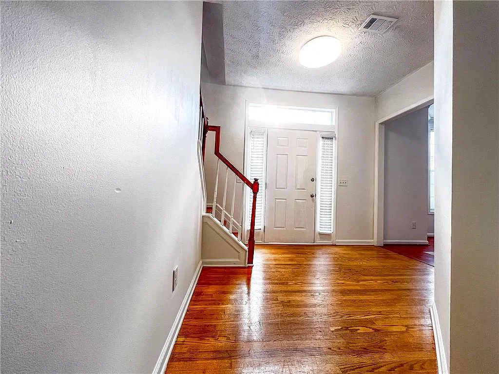 4 bed, 2.5 bath, 2294 sqft, $2,450 — Photo 2