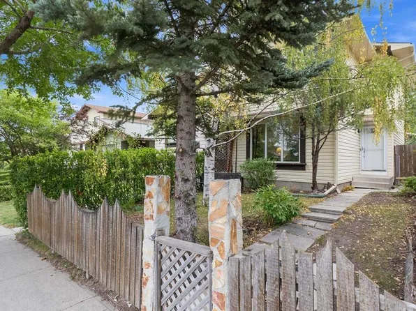 30 Bermuda Dr NW, Calgary, AB T3K 1H7