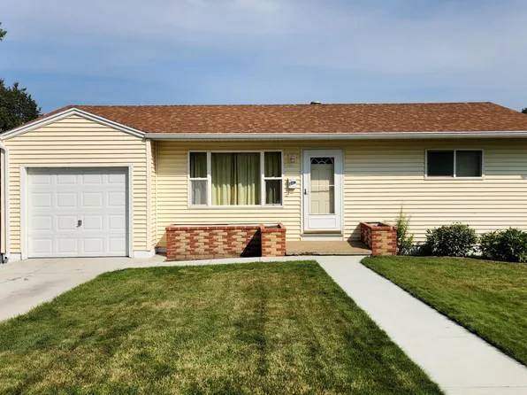 108 12th St NW, Mandan, ND 58554