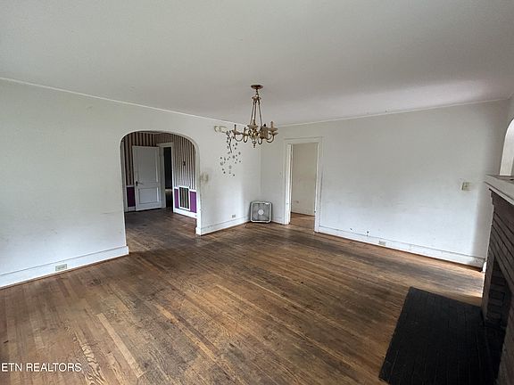 3rd image of 2650 Parkview Ave