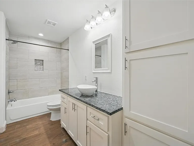607 E Carter St #609 — Photo 6