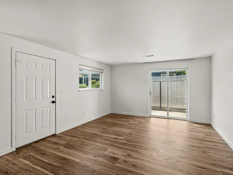 Talent Parkside Apartments — Photo 22