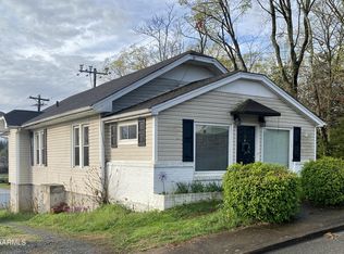 9 W College St, Athens, TN 37303