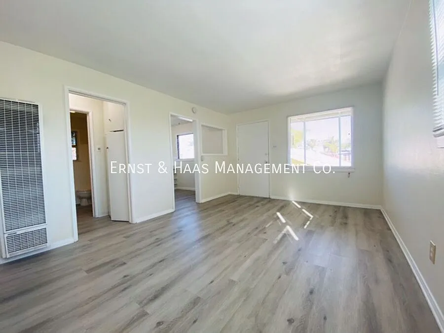 Charming Upper Apartment on 4th! — Photo 3