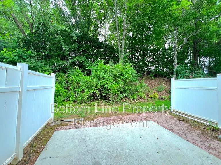 7637 Abigail Glen Dr — Photo 27