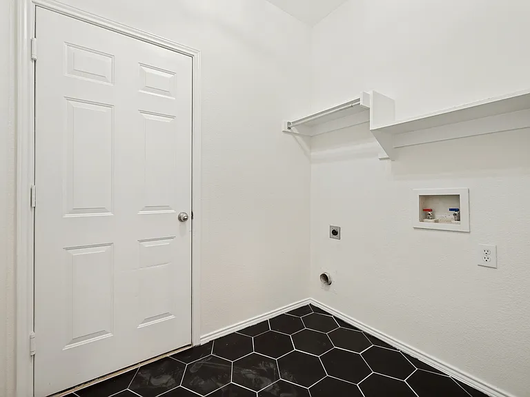 7086 Richmond Dr — Photo 26