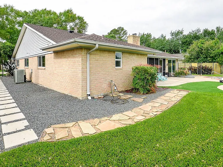 2106 Glenn Lakes Ln — Photo 32