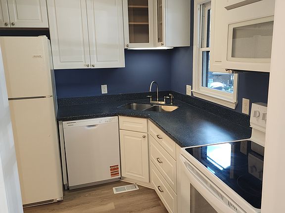 VIEW COMING IN CONDO ON RIGHT
KITCHEN