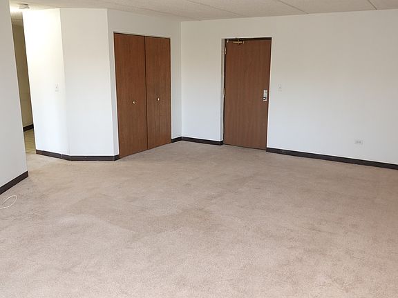 4th image of 1600 Wedgewood Dr APT 305