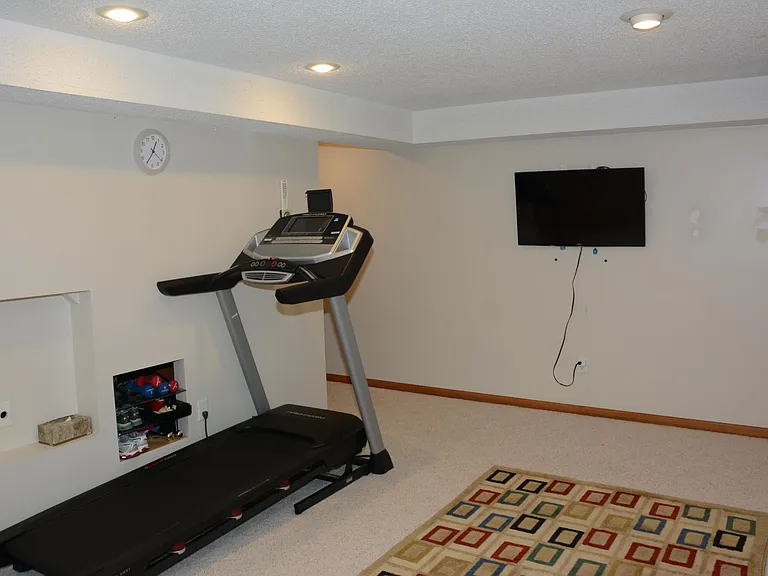 8811 Hawthorne Dr — Photo 25