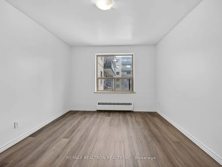 275 Wentworth St W #716 — Photo 4