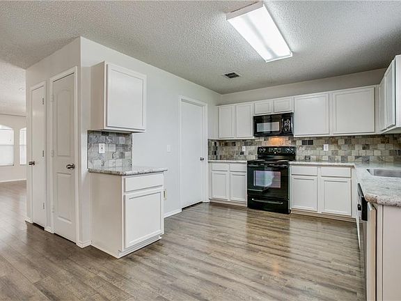 3rd image of 910 Mazourka Dr
