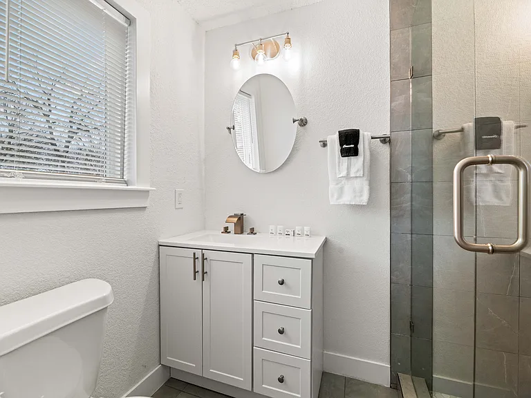 914 E Standifer St — Photo 12