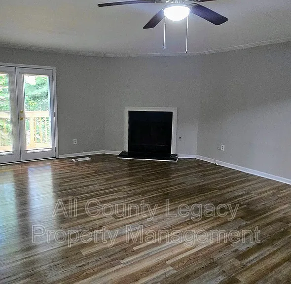 917 S Indian Creek Dr — Photo 2