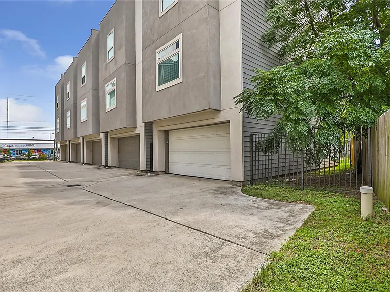 1310 Roberts St — Photo 28