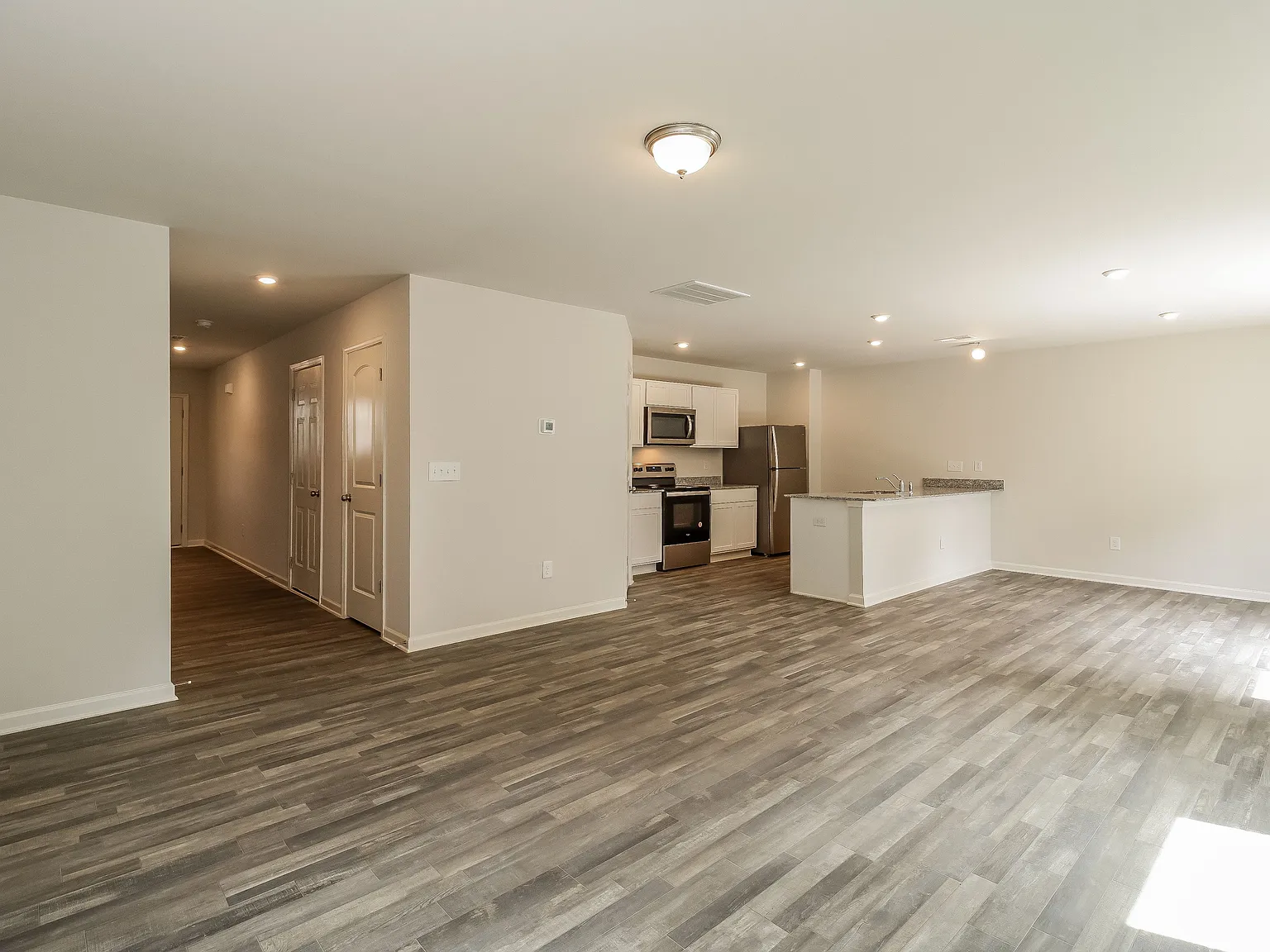4 bed, 3.0 bath, 1965 sqft, $1,975 — Photo 3