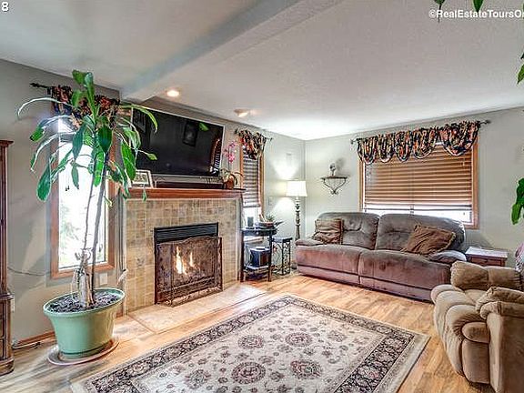 3rd image of 613 SE 32nd Ave