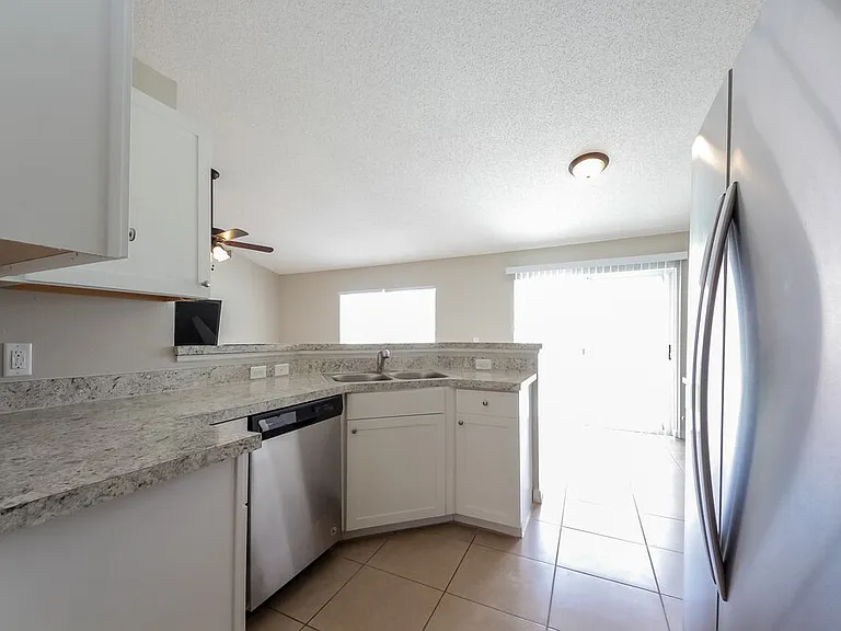 330 Medina Ct — Photo 7